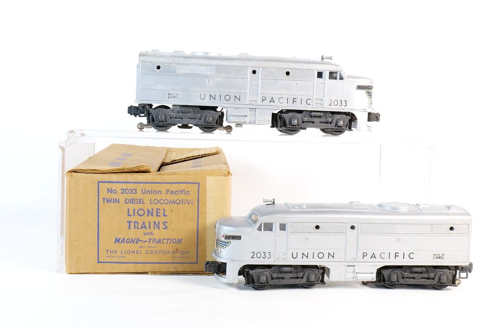 Lot 391: Vintage Lionel 0/27 Postwar Union Pacific Twin Diesel Locomotive set #2033