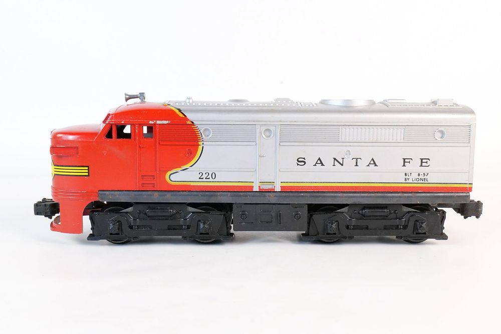 Lot 395: Vintage Lionel 0/27 Postwar Santa Fe Diesel B unit #220