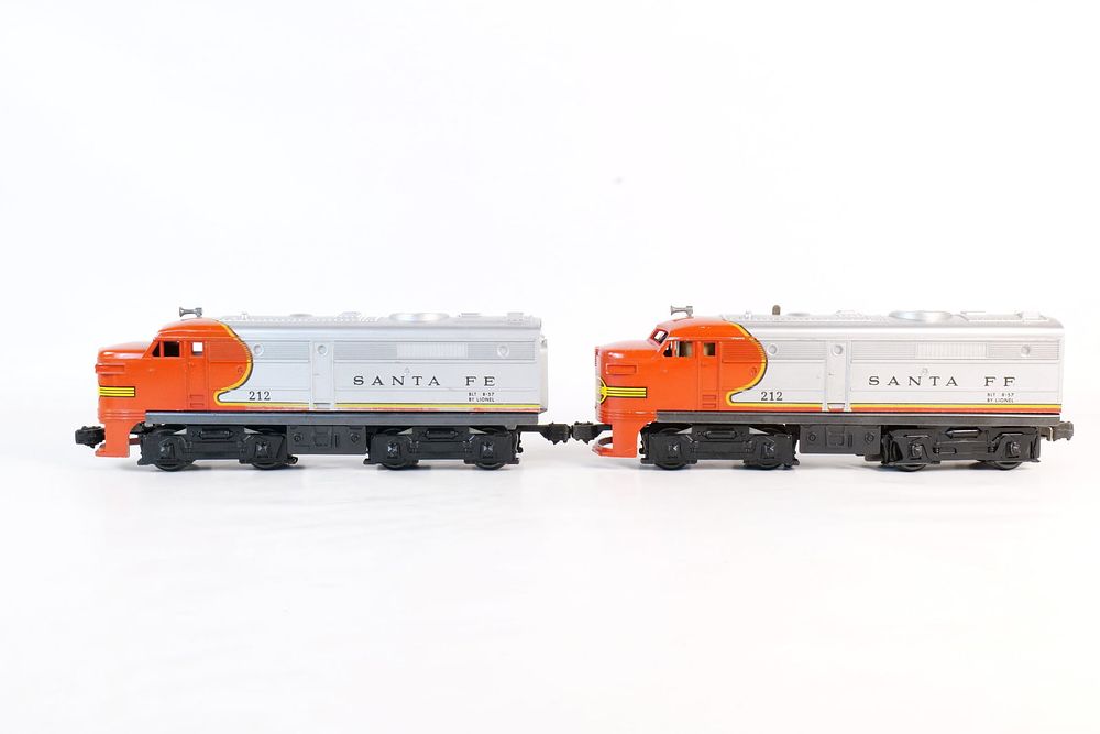 Lot 396: Vintage Lionel 0/27 Postwar Sante Fe Twin Diesel set #212 A & B units