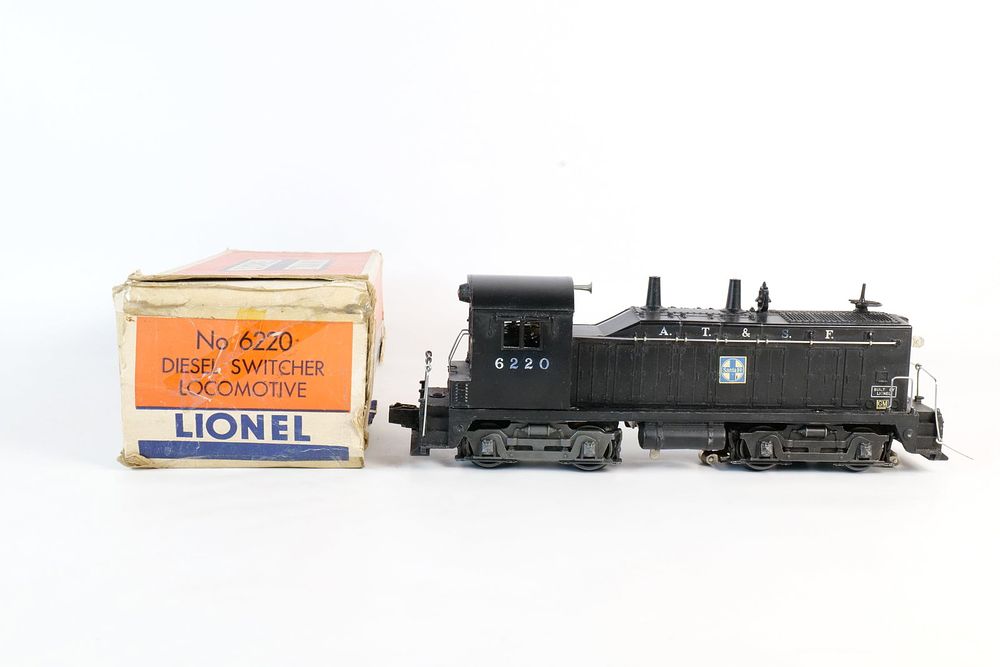 Lot 397: Vintage Lionel 0/27 Postwar Santa Fe Diesel Switcher Locomotive #6220