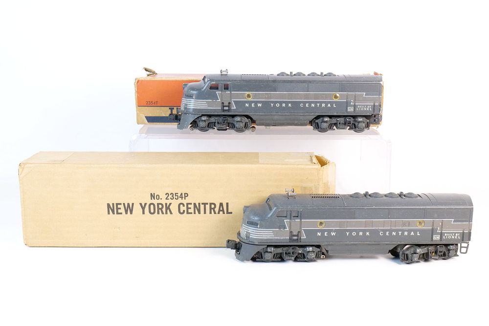 Lot 398: Vintage Lionel 0 Postwar NYC Twin Diesel locomotives #2354T A & B units