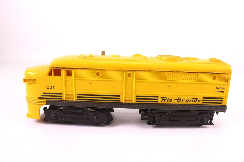 Lot 405: Vintage Lionel 0/27 Postwar Rio Grande Twin Diesel Locomotive #221