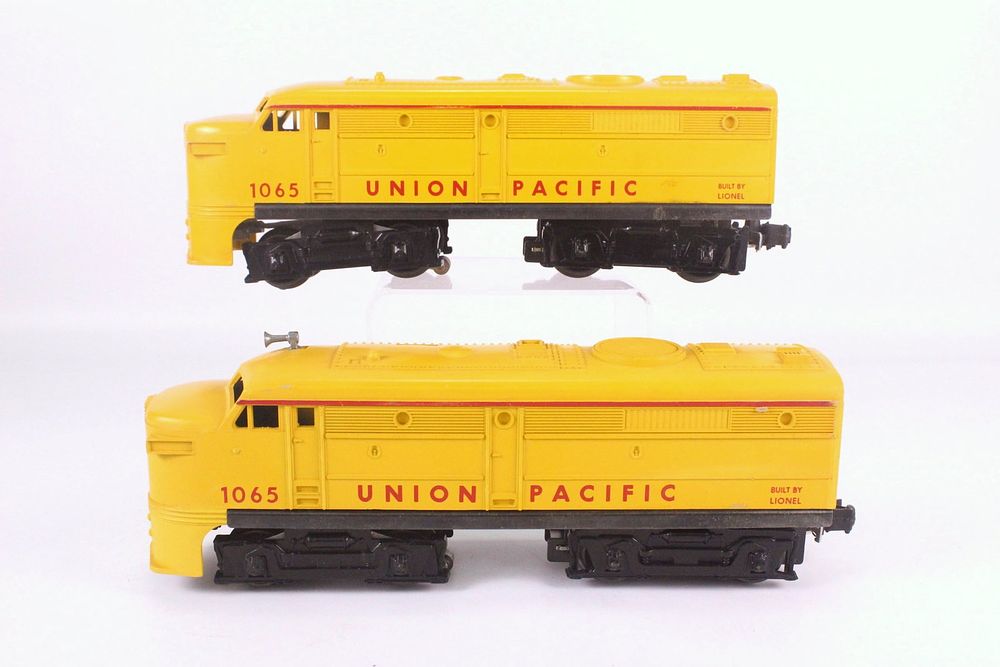 Lot 406: Vintage Lionel 0/27 Postwar Union Pacific Twin Diesel Locomotives #1065
