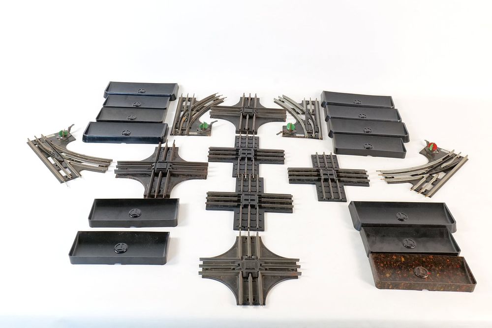 Lot 441: Lot of Vintage Lionel 0/27 Postwar Switch Track, Cross tracks and more