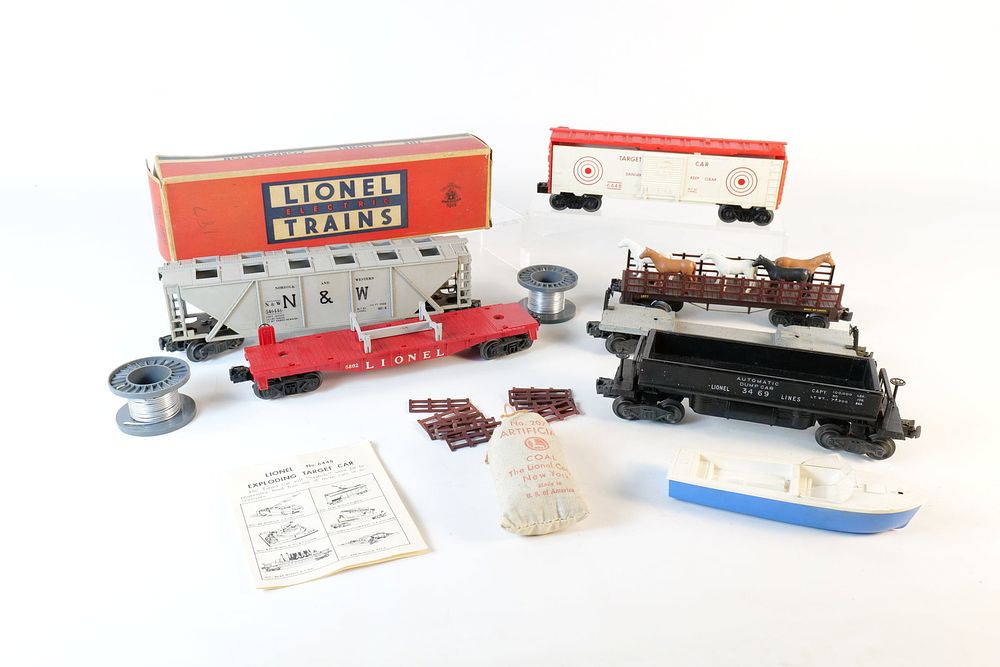 Lot 456: Group Lot of Vintage Lionel 0/27 Postwar trains
