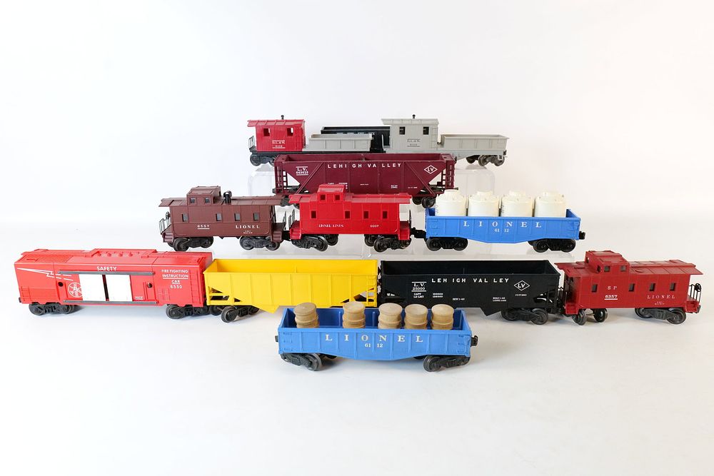 Lot 464: Huge Lot of Vintage Lionel 0/27 Postwar Trains