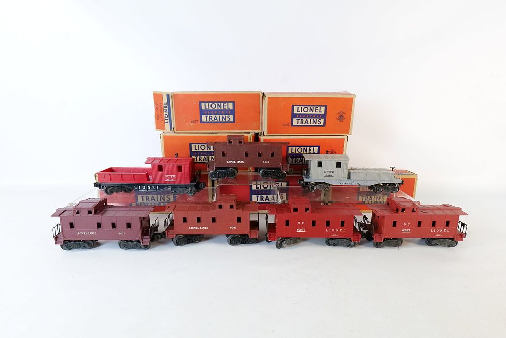 Lot 466: Group Lot of Vintage Lionel 0/27 Postwar Trains in boxes