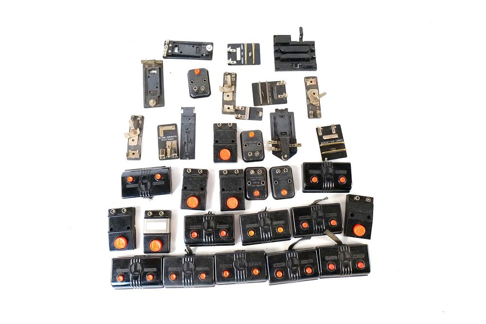 Lot 468: Huge Lot of Vintage Lionel 0/27 Postwar Switches and Train accessories