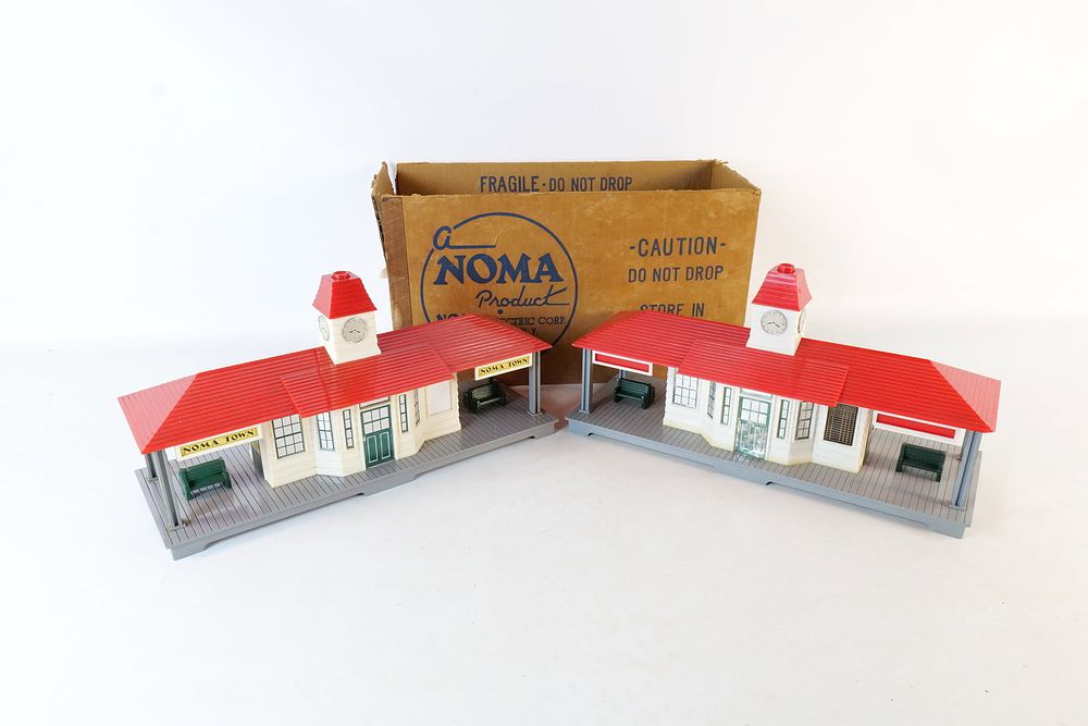 Lot 470: Lot of (2) Noma 0 Gauge Train Stations