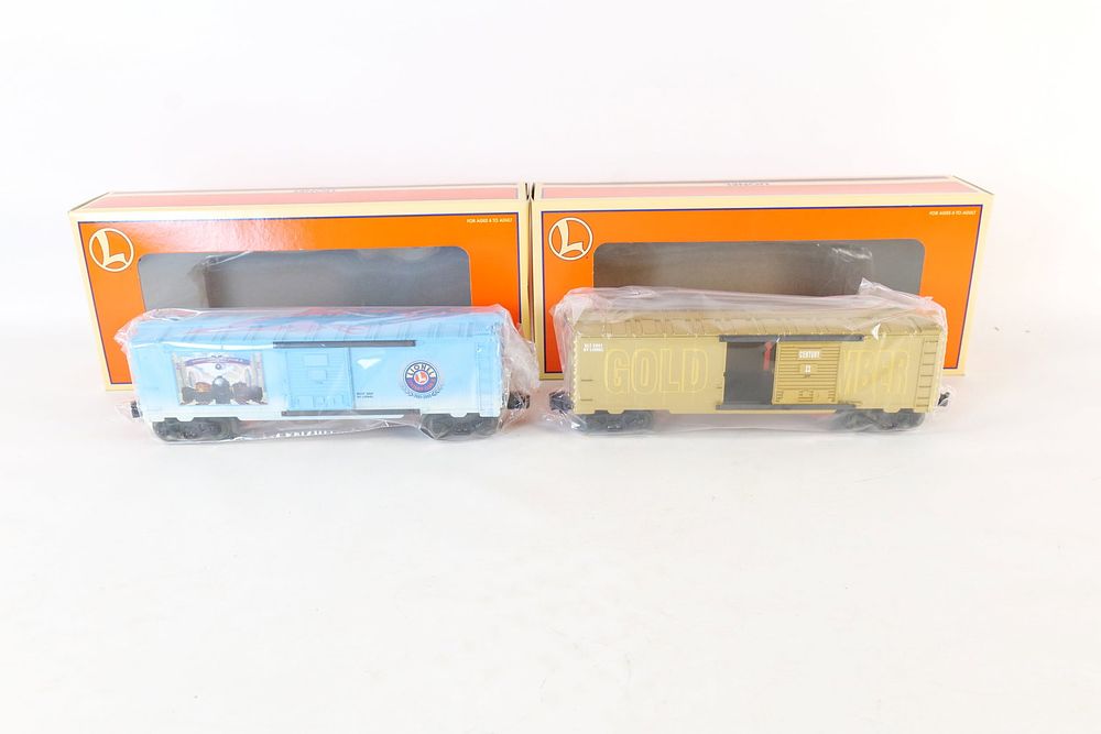 Lot 484: Lot of (2) Modern Lionel Box cars Mint in Box