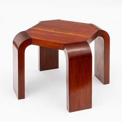 Mesa auxiliar art d&eacute;co. Mesa auxiliar art d&eacute;co Colombia, d&eacute;cada de 1920 Caoba 37 x 52 x 52 cm 