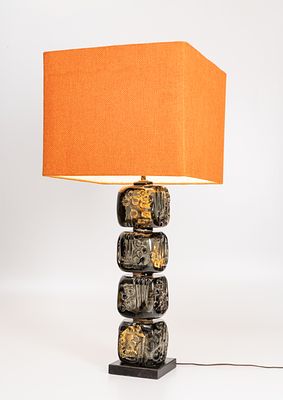 L&aacute;mpara. L&aacute;mpara Venecia, Italia, d&eacute;cada de 1970 Vidrio de Murano color &aacute;mbar, con inclusiones 