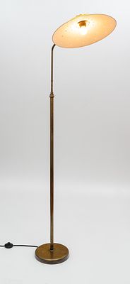 L&aacute;mpara de pie. L&aacute;mpara de pie Italia, d&eacute;cada de 1950 Base en bronce y caperuza en metal 