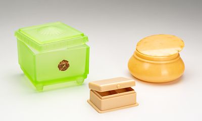 Cajas con tapa art d&eacute;co. Cajas con tapa art d&eacute;co EE.UU., d&eacute;cadas de 1920 - 1930. Talquera de 