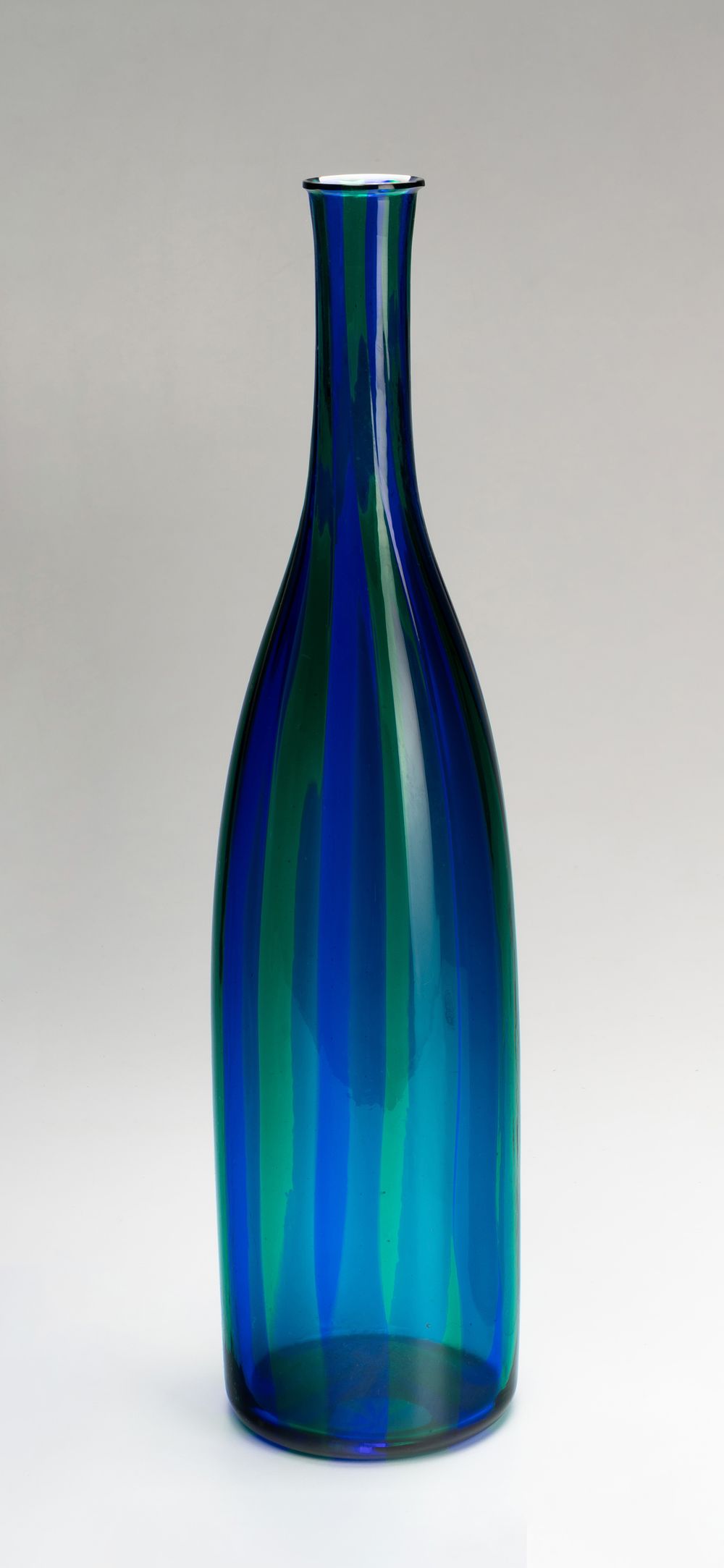 Botella. Venini. Botella 
Venini 
Italia, d&eacute;cada de 1970 
Vidrio soplado con 
