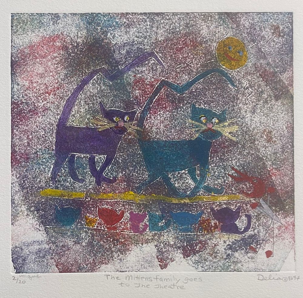 DELIA REISS - "החתולים הולכים לתיאטרון". תחריט צבוע בצבעי שמן ואקריליק 28X38 חתום ומתואר