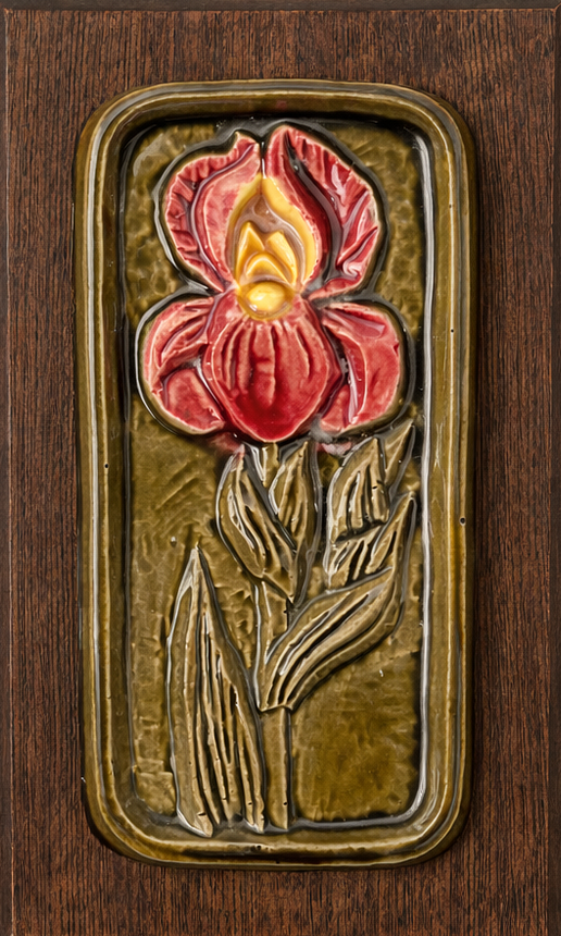 וייסהוף - קרמיקה ישראלית. פלאק מסדרת הפרחים של בית היוצר . אירוס בתלת מימד בהבלטה מצב טוב מאוד