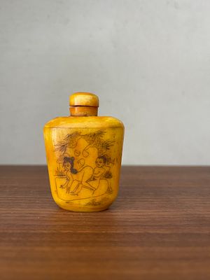 Chinese snuff bottle 5.5 cm, erotic scene
