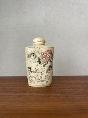 Chinese snuff bottle 7 cm, erotic scene