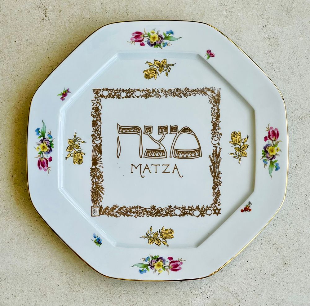 Rare Judaica porcelain matzah plate – Schumann Germany, diameter 30.5 cm