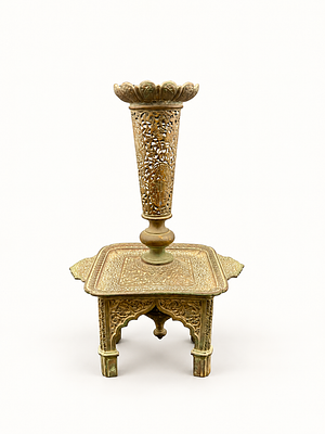 פמוט ברונזה עתיק בסגנון קאג'ארי פרסי (Qajar Persian), המתוארך המאה ה-19 או תחילת המאה ה-20. הוא 