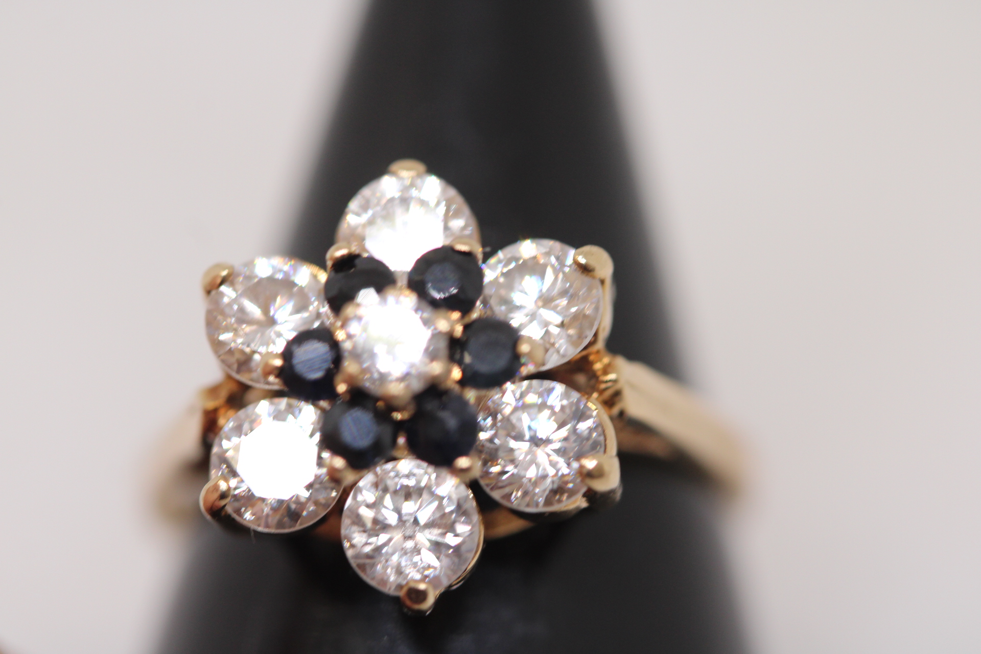 9ct Gold dress ring Weight 3.1g Size P