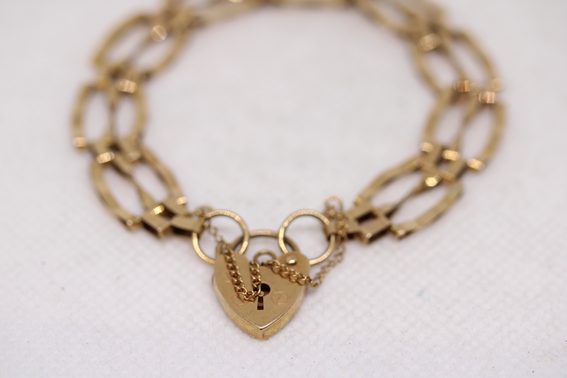 9ct Gold gate bracelet with heart shape locket & safety chain Weight 7.2g