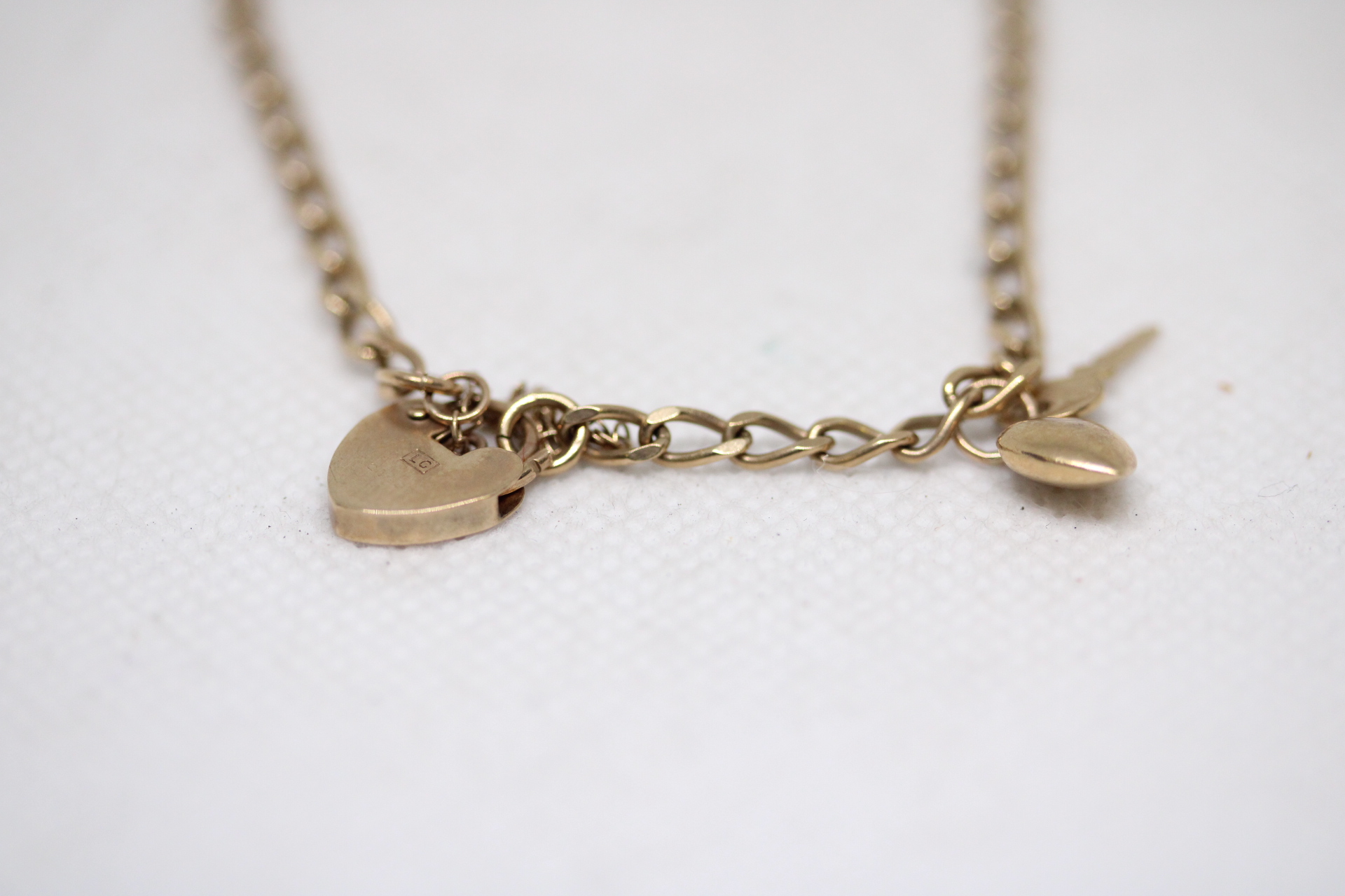 9ct Gold bracelet with heart shaped locket & safety chain Weight 5.2g