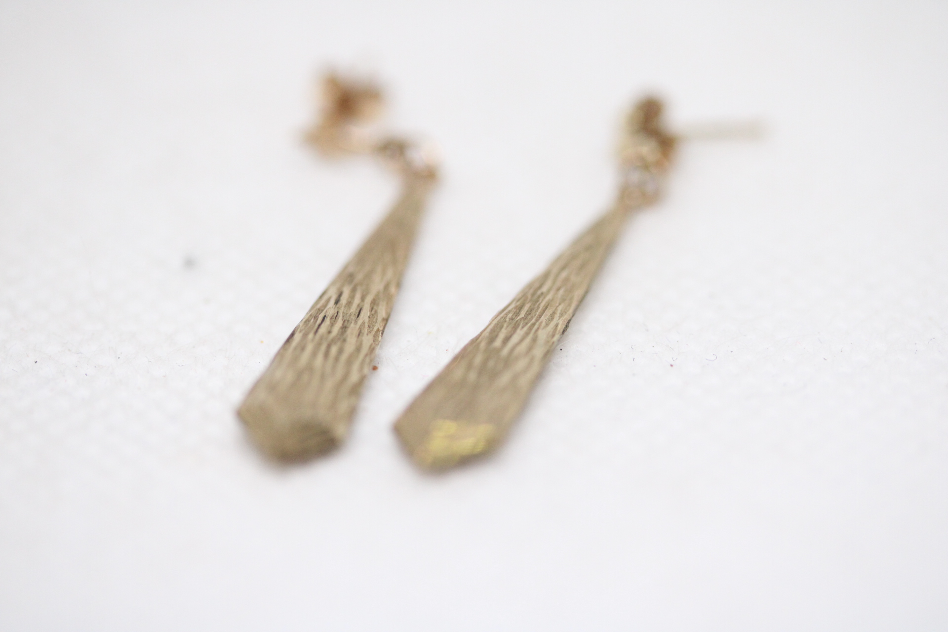 Pair of 9ct gold earrings 1g