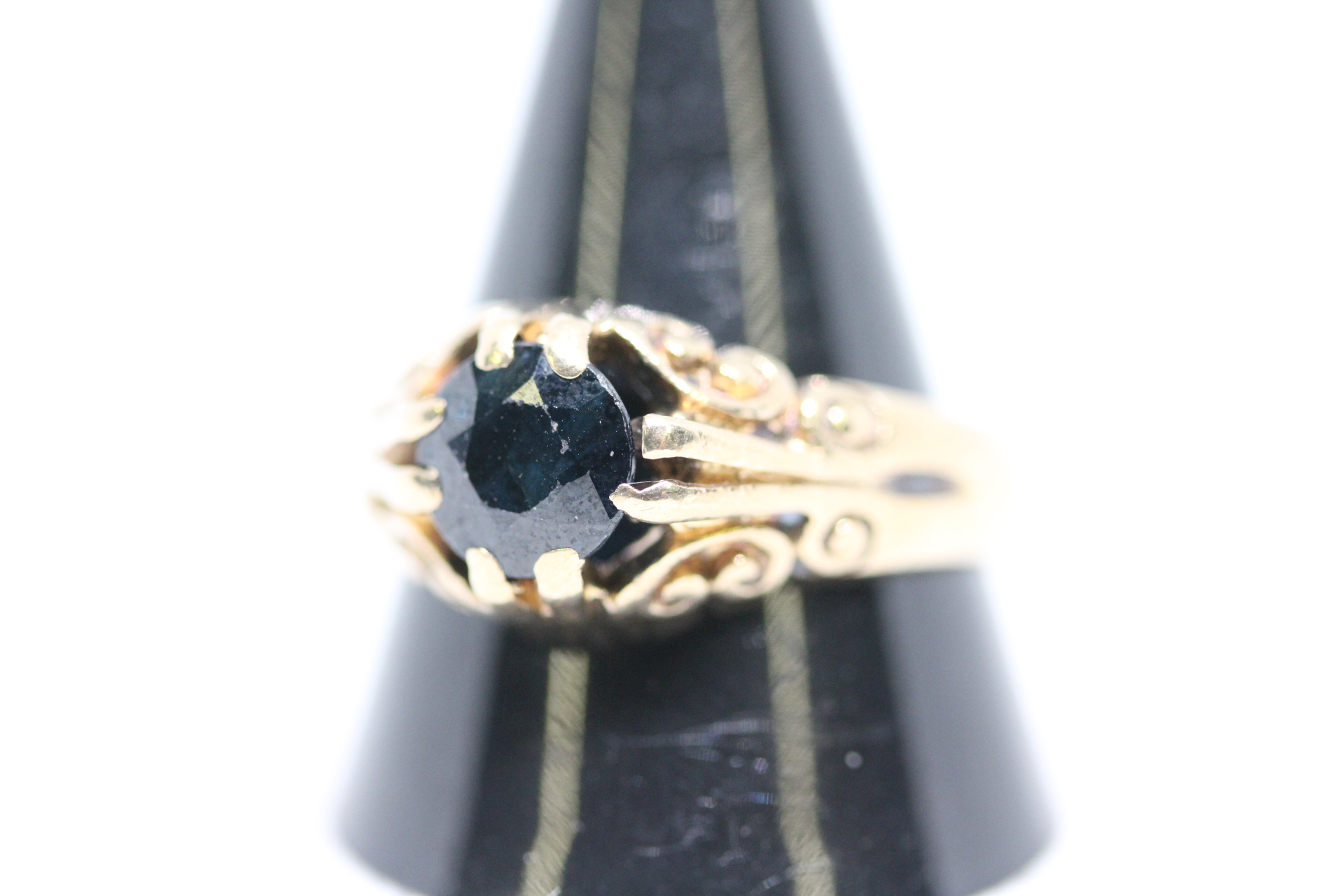9ct Gold Gents Sapphire ring Weight 4.6g Size U