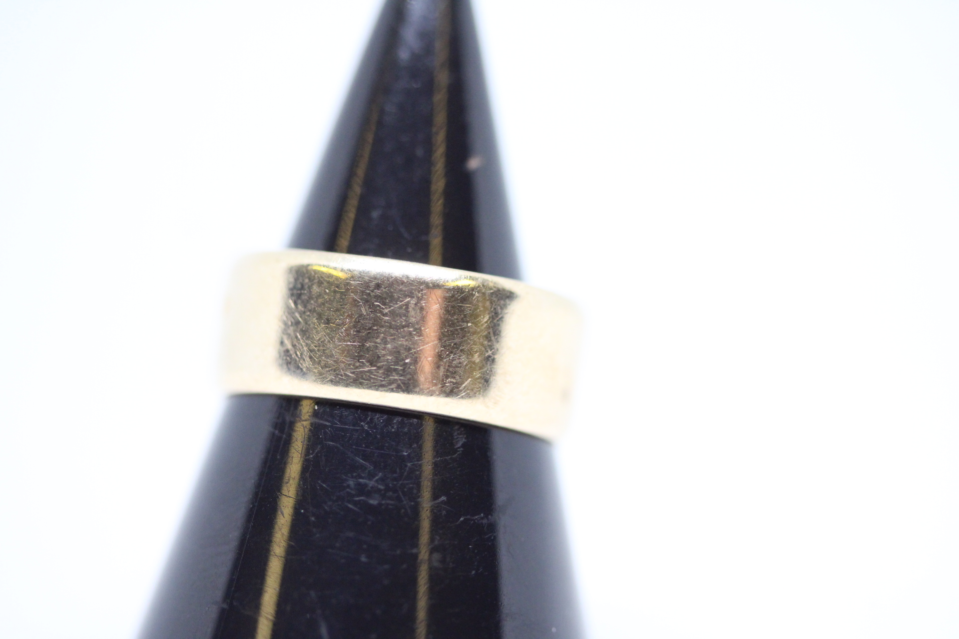 9ct Gold wedding band Weight 2.7g