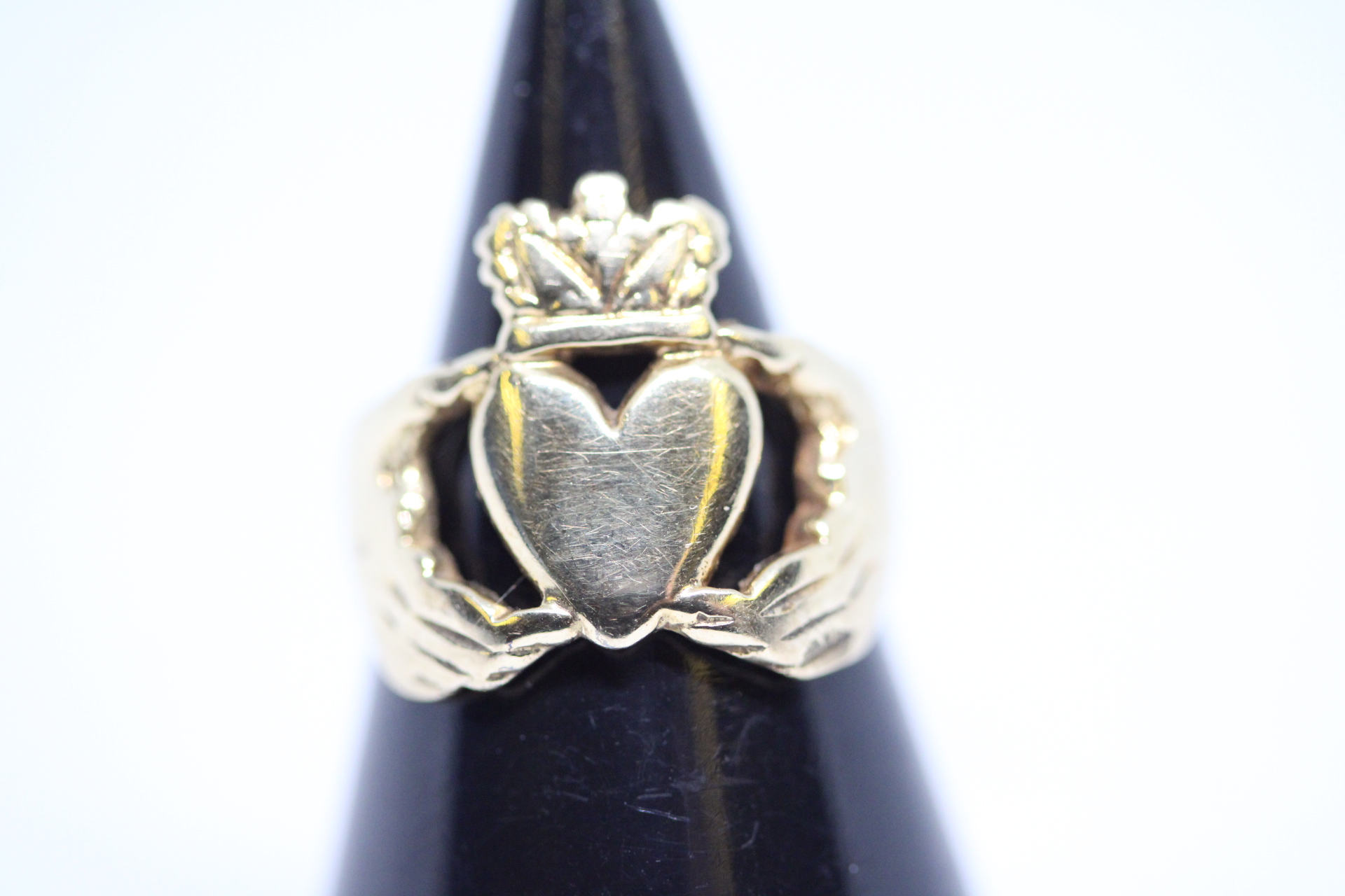 9ct Gold Claddagh ring Weight 2.2g Size E