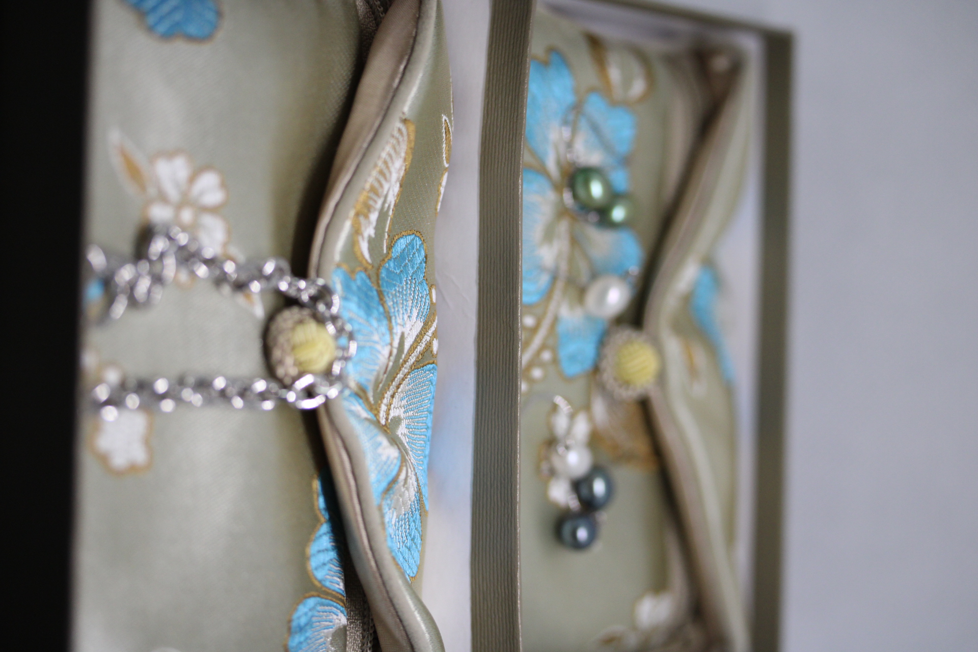 Honora collection 3x pairs of pearl earrings & a bracelet both with outer boxes & silk pouches