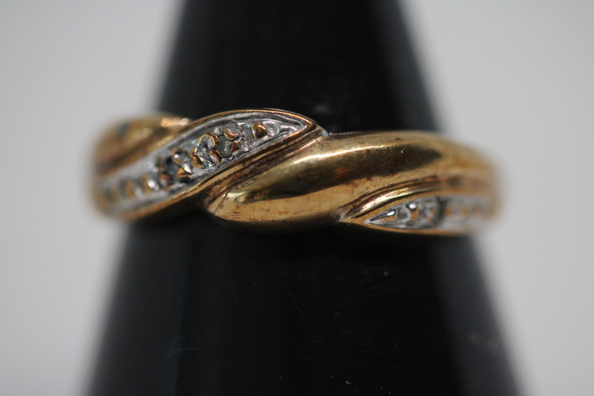9ct Gold ring set with small diamonds Weight 2g Size L