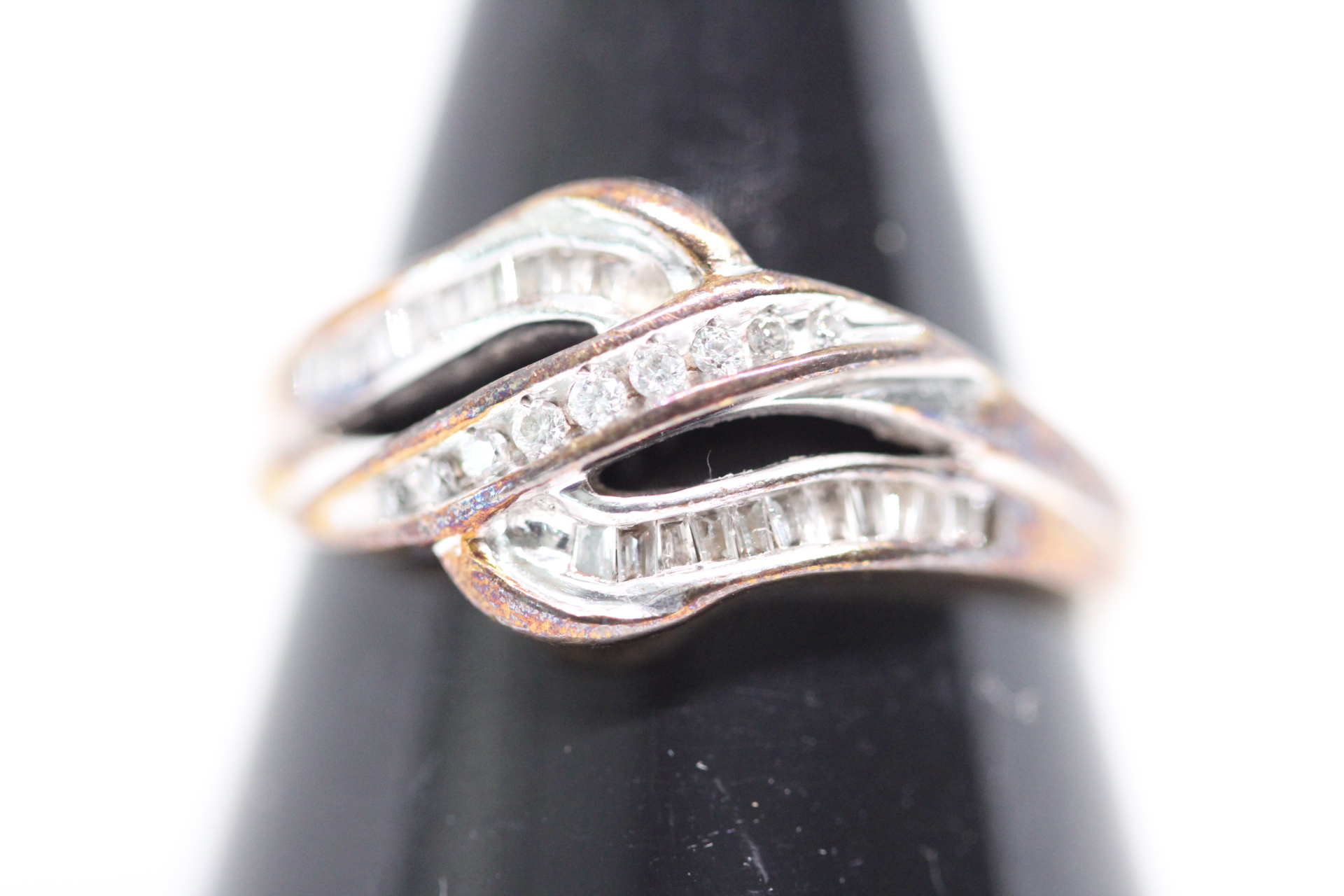 9ct Gold ring set with 0.20 ct diamond Weight 2.9g Size P