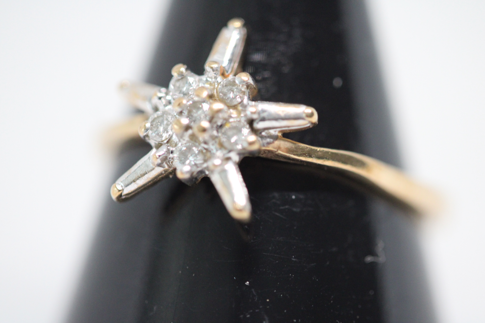 9ct Gold ring set with diamonds 1.6g Size P