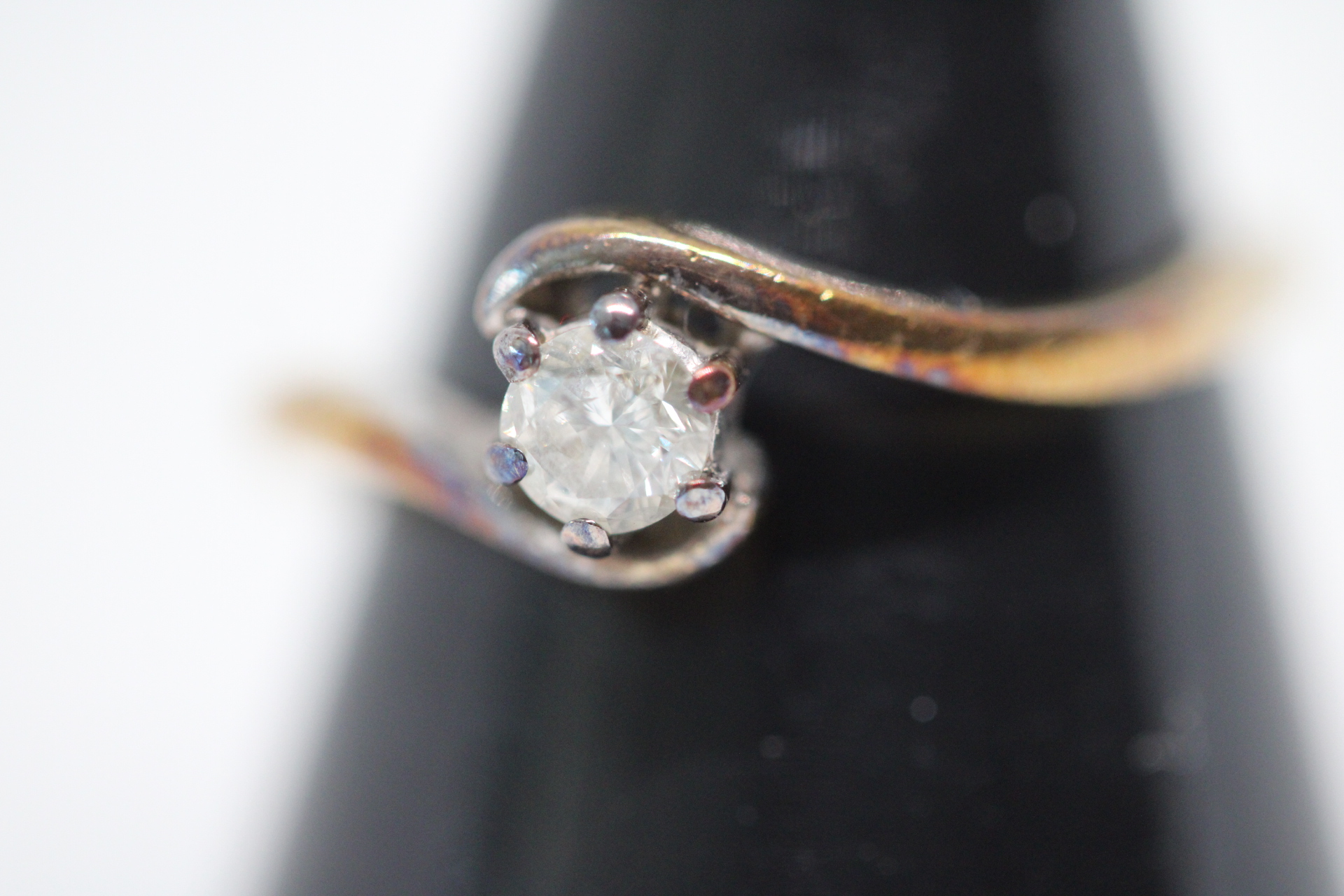 9ct Gold ring set with solitare diamond 0.20 ct Weight 2.1g Size M