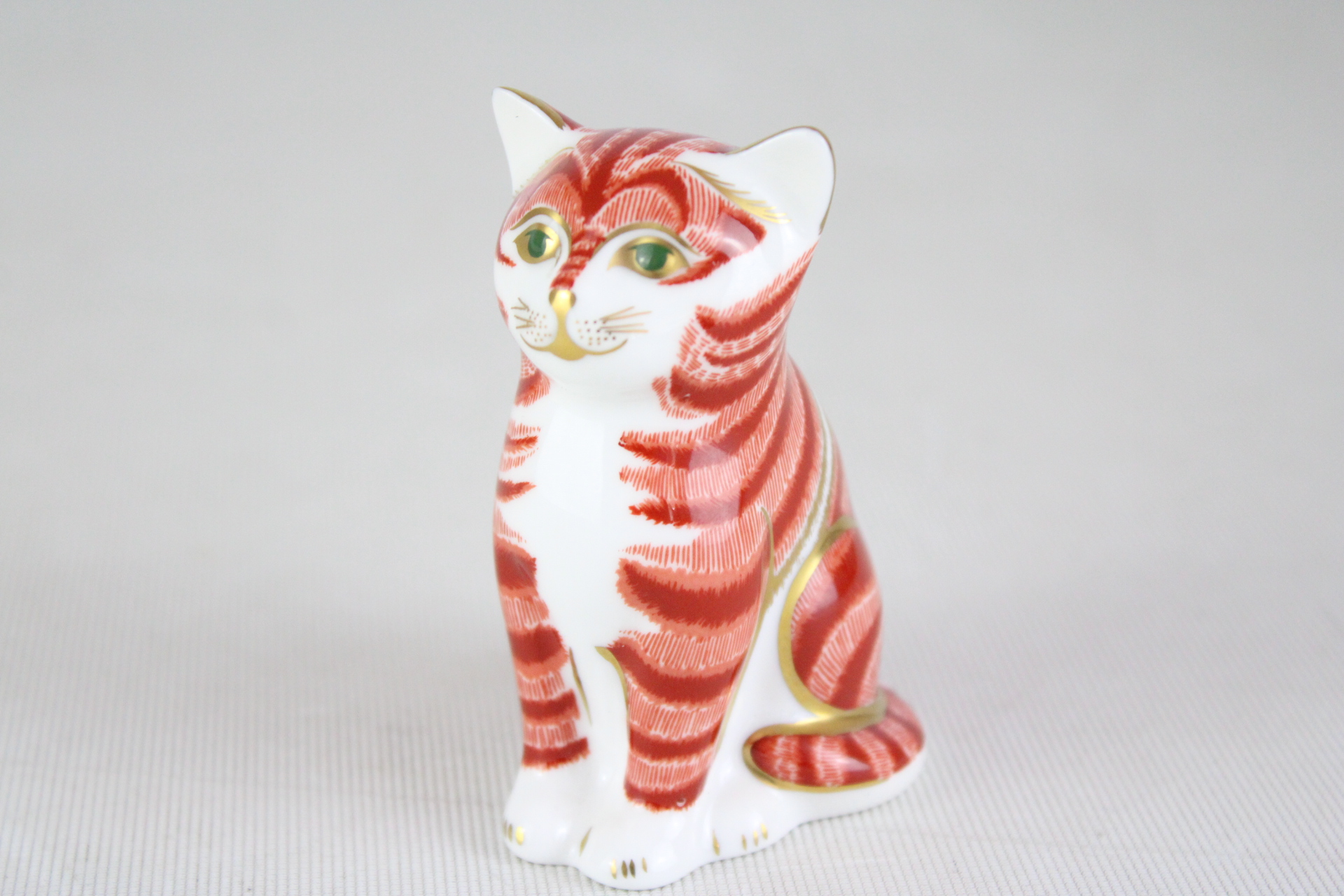 Royal crown derby sitting cat with gold stopper