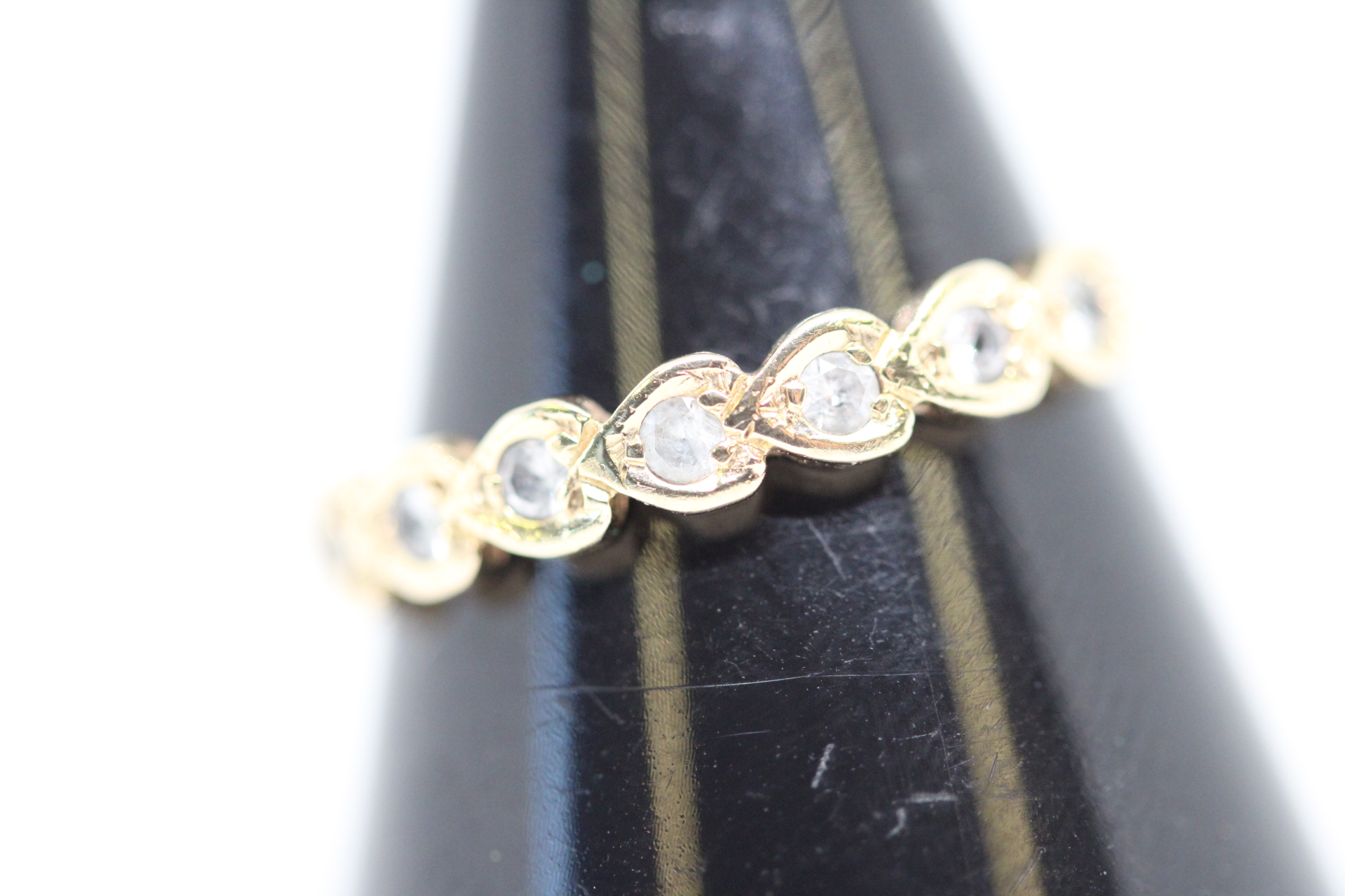 9ct Gold ring set with white stones Weight 1.2g Size N