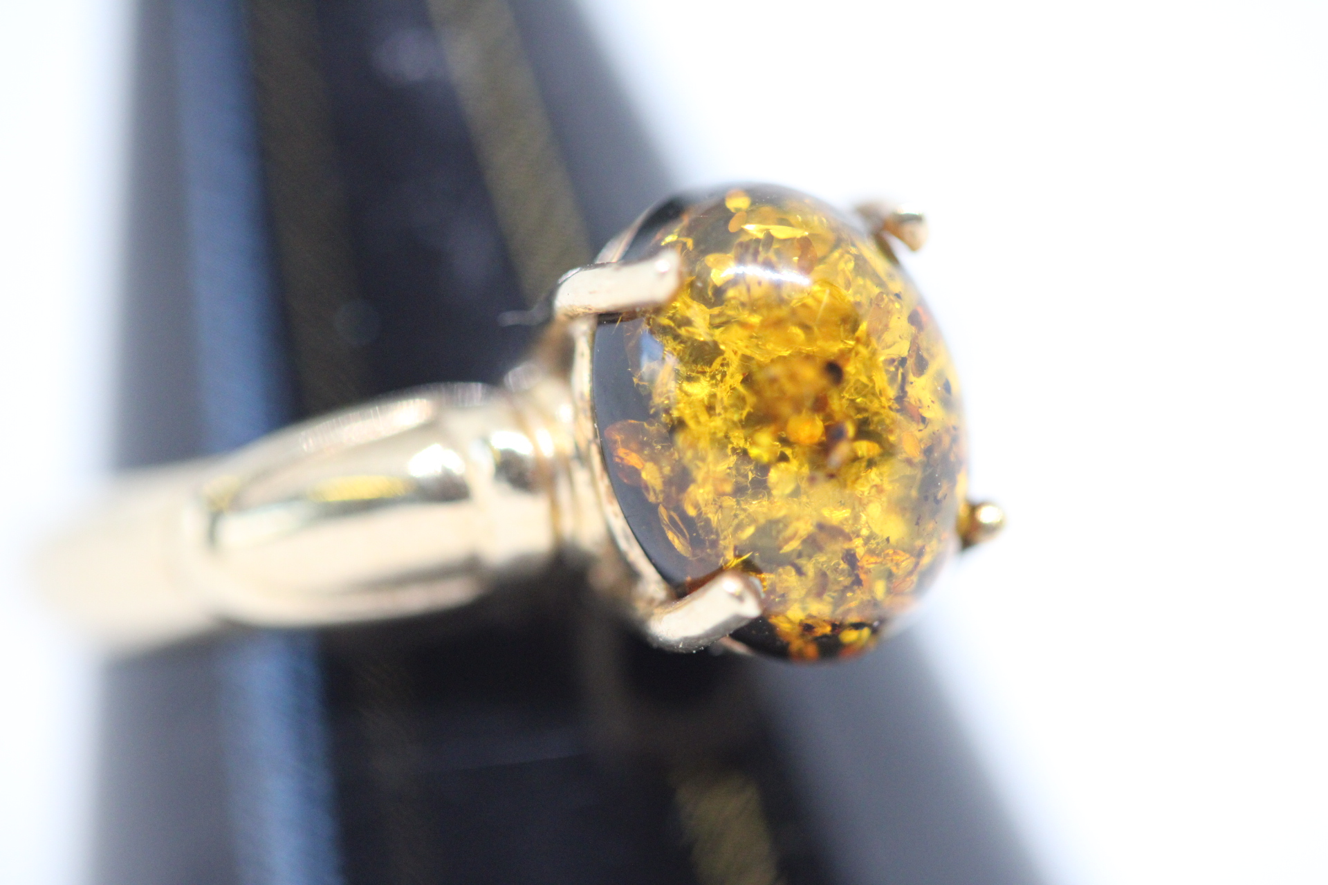 9ct Gold ring set with possible amber Weight 2.9g Size N
