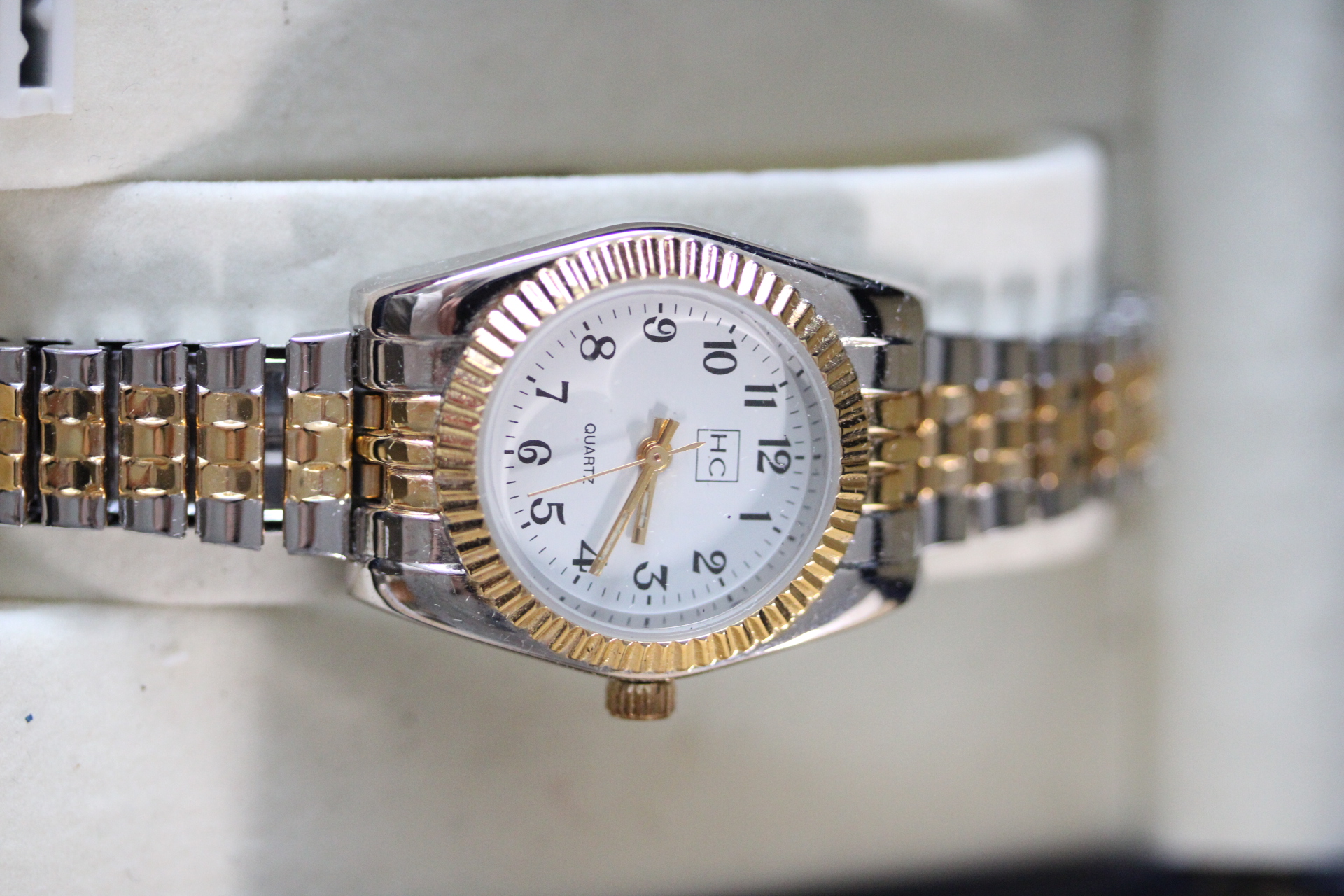 Ladies Hannah Charles Wuartz Watch with Fluted Bezel In Box.