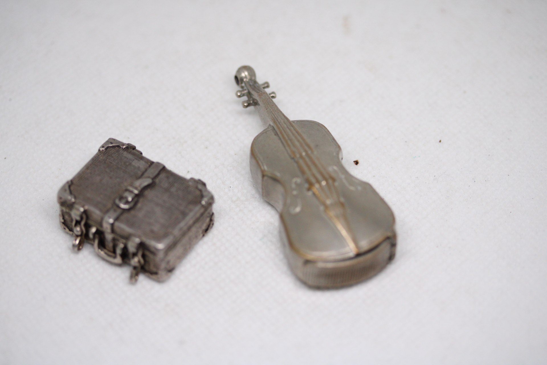 2x White metal vesta cases