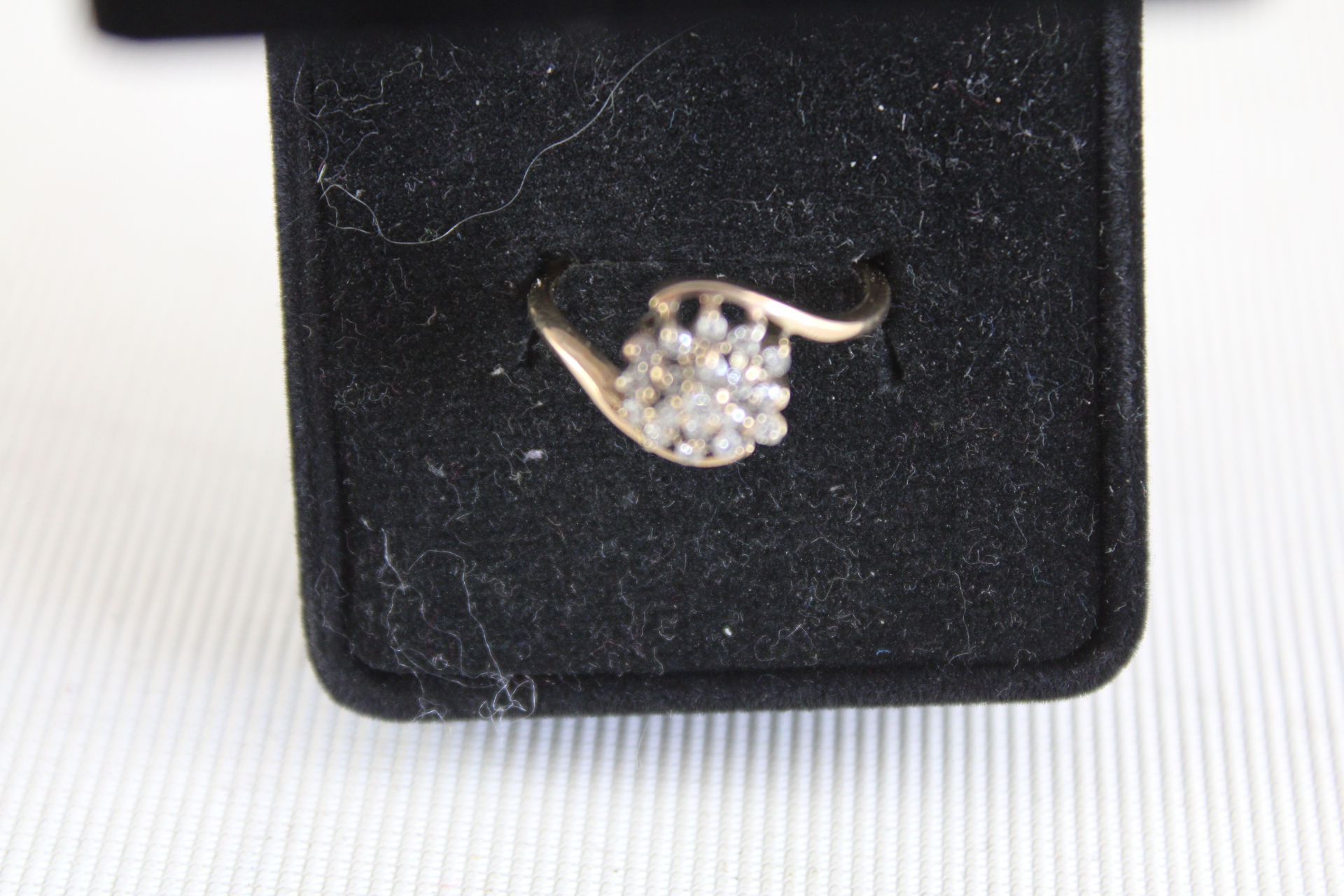 9ct Gold diamond cluster ring Size M 1.9g