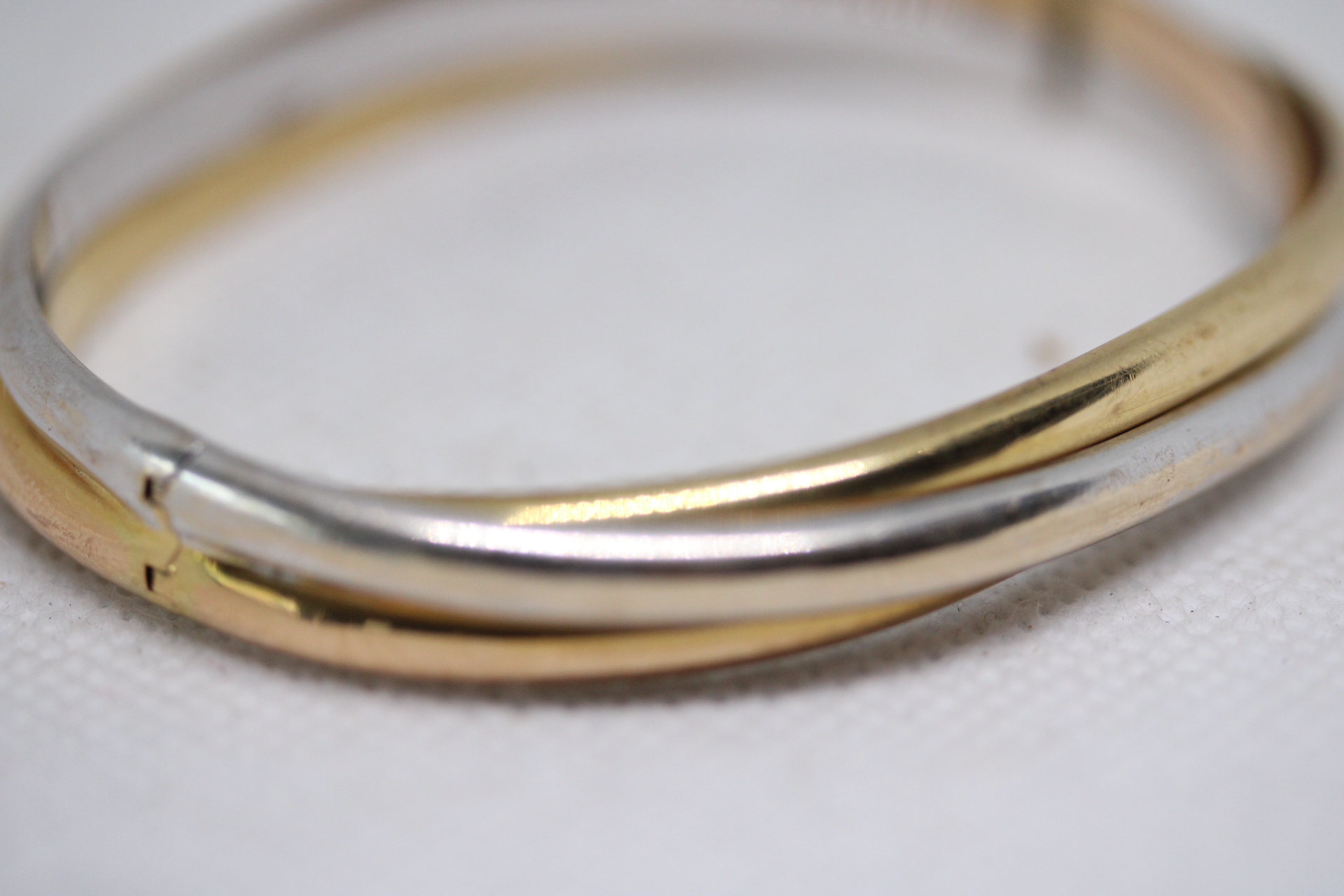 18ct Gold dual colour bangle Weight 25.1g