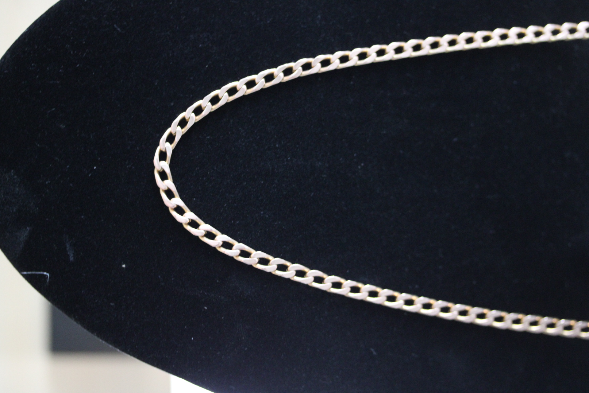 9ct Gold curb chain Length 53 cm Weight 23g