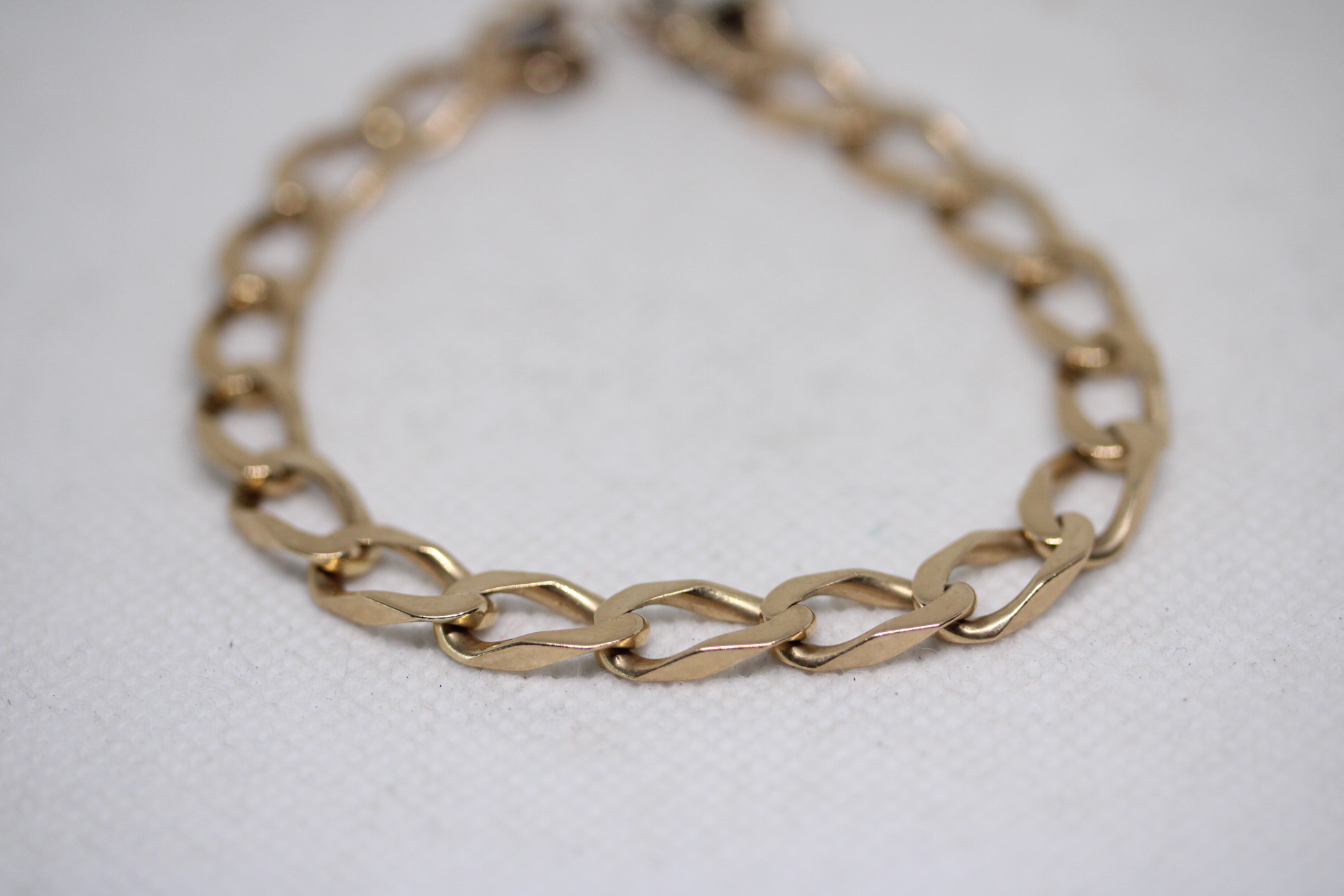 9ct Gold curb bracelet Weight 17.3g Length 21 cm