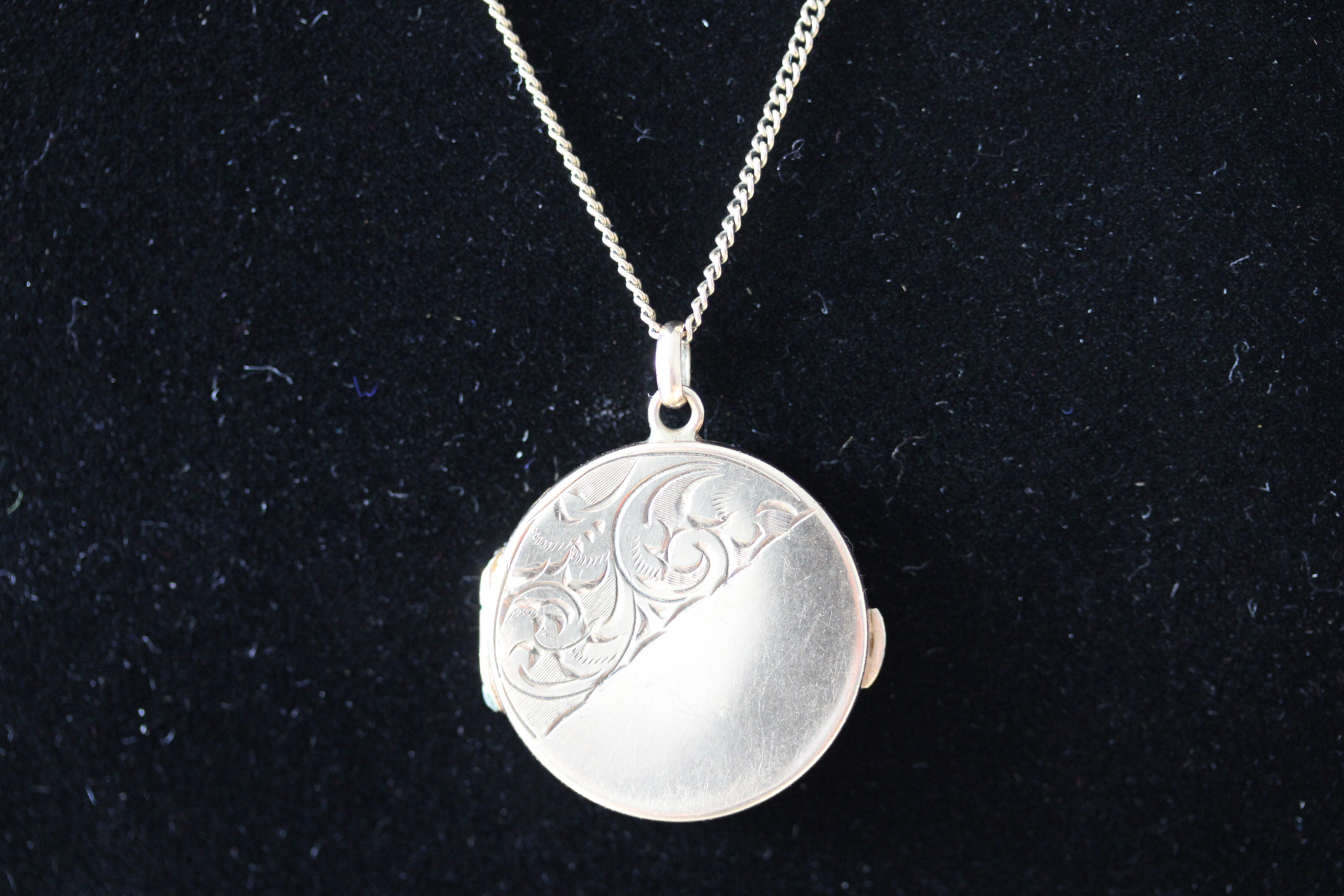 9ct Gold chain & photo pendant Weight 8.4g