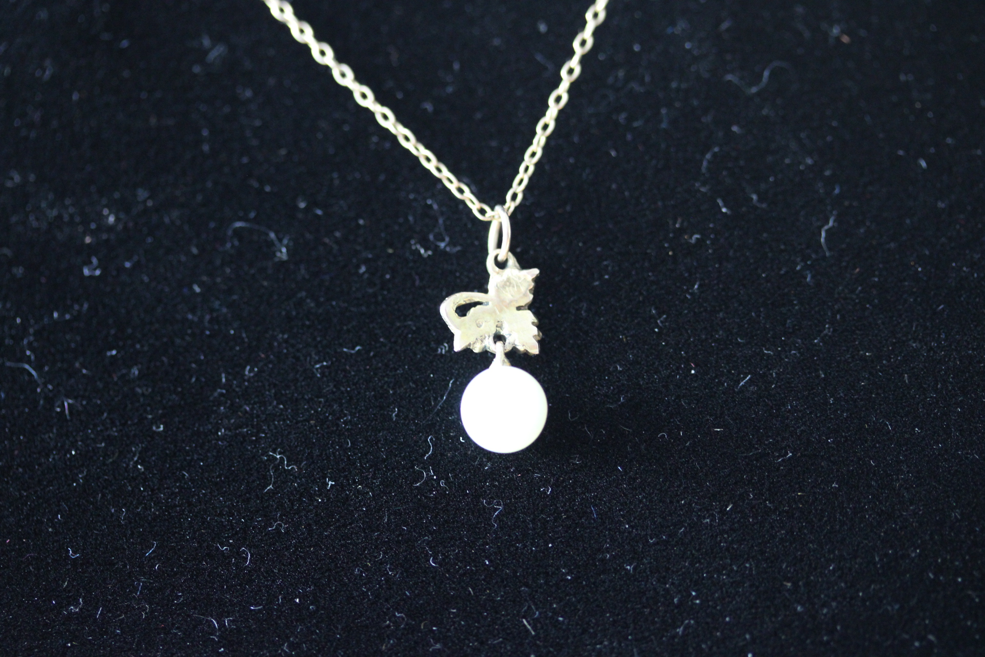 9ct Gold chain & pearl pendant Weight 2g