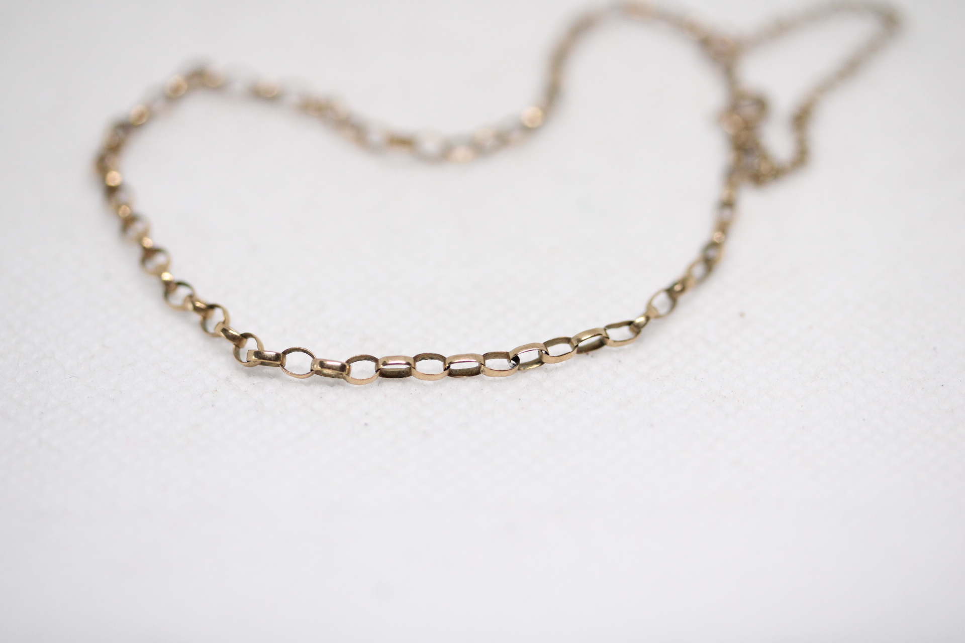 9ct Gold bracelet with safety chain Weight 2.1g
