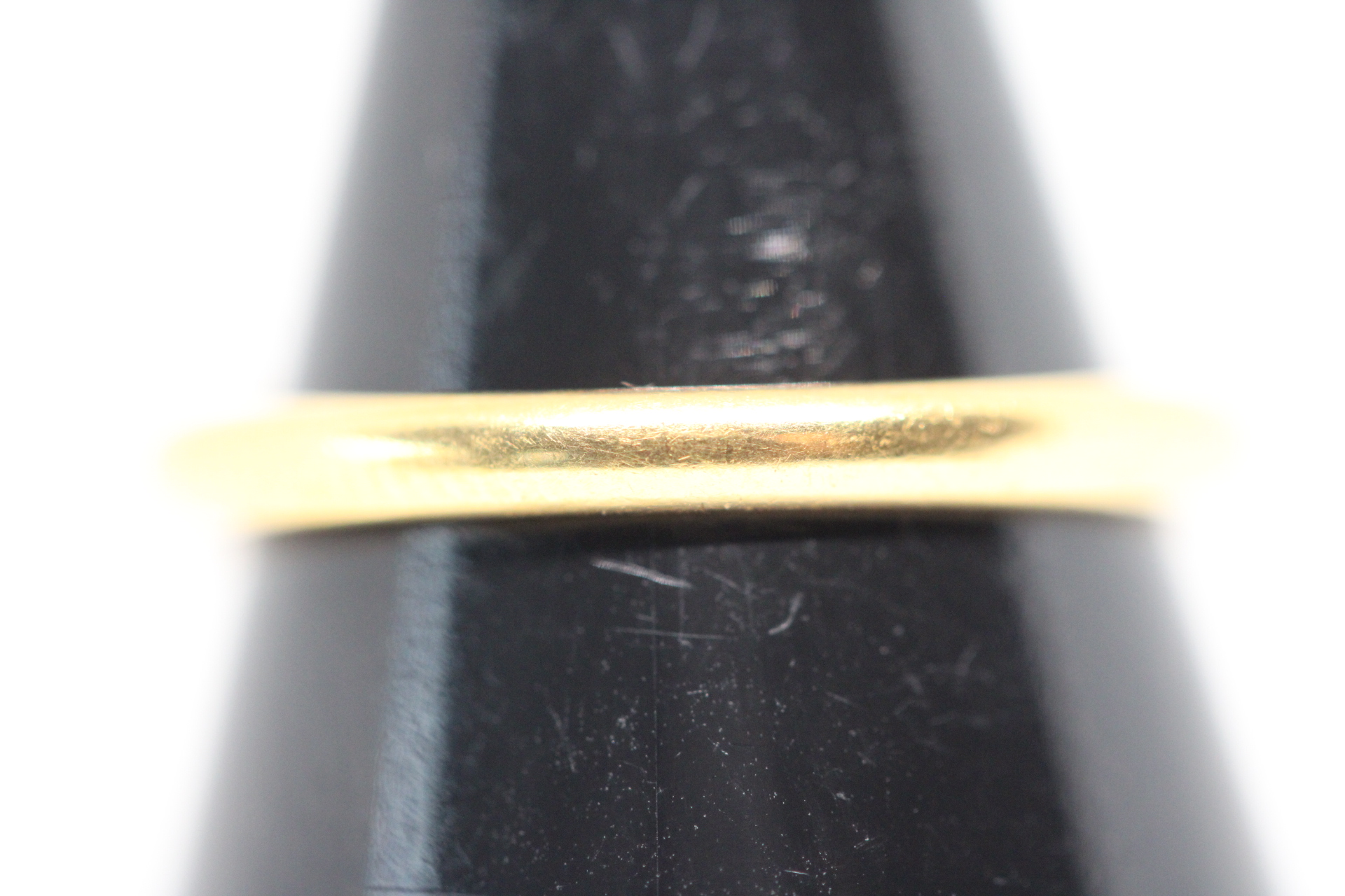 22ct Gold band Size N Weight 2g